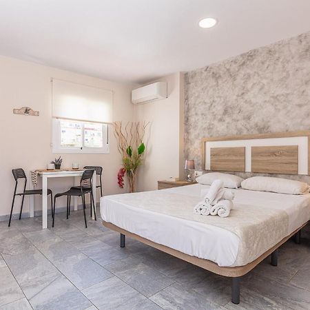 Apartamentos Lola Beach Малага Экстерьер фото