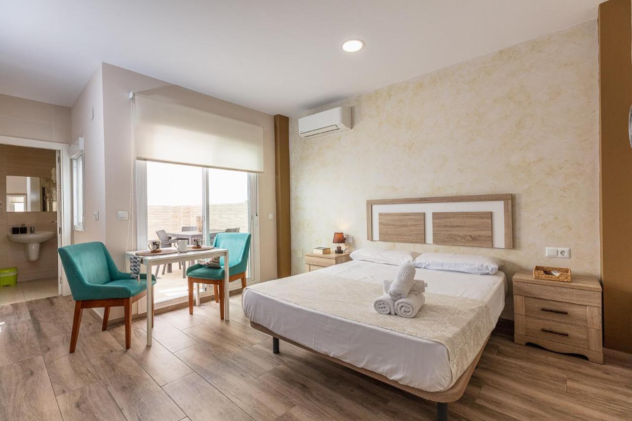 Apartamentos Lola Beach Малага Экстерьер фото