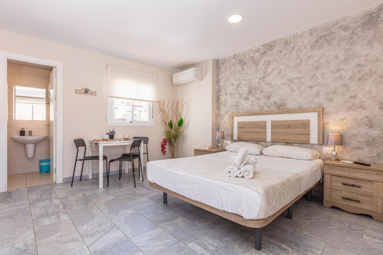 Apartamentos Lola Beach Малага Экстерьер фото