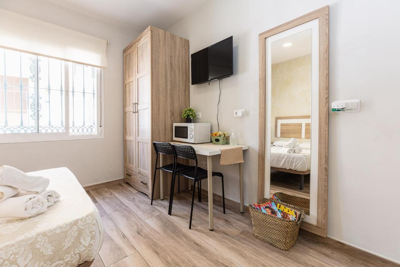 Apartamentos Lola Beach Малага Экстерьер фото