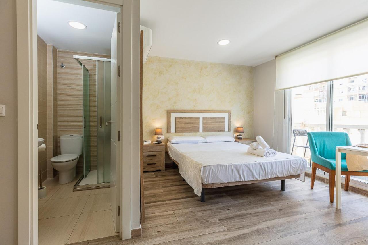 Apartamentos Lola Beach Малага Экстерьер фото