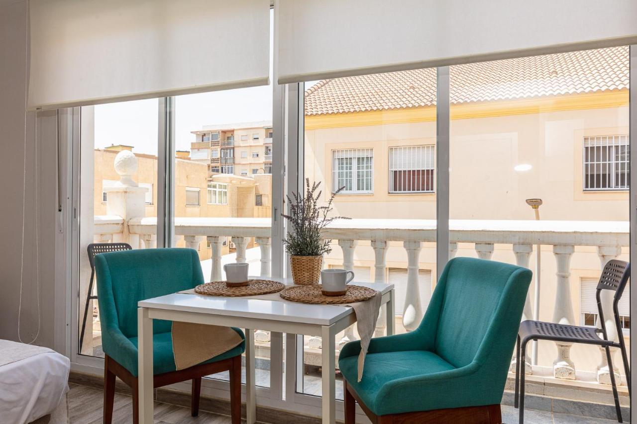 Apartamentos Lola Beach Малага Экстерьер фото