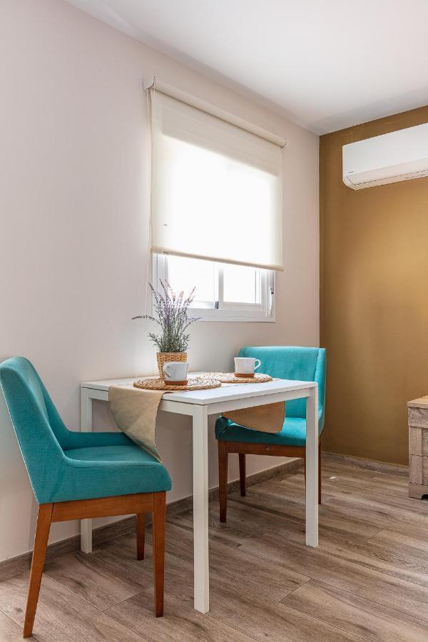 Apartamentos Lola Beach Малага Экстерьер фото
