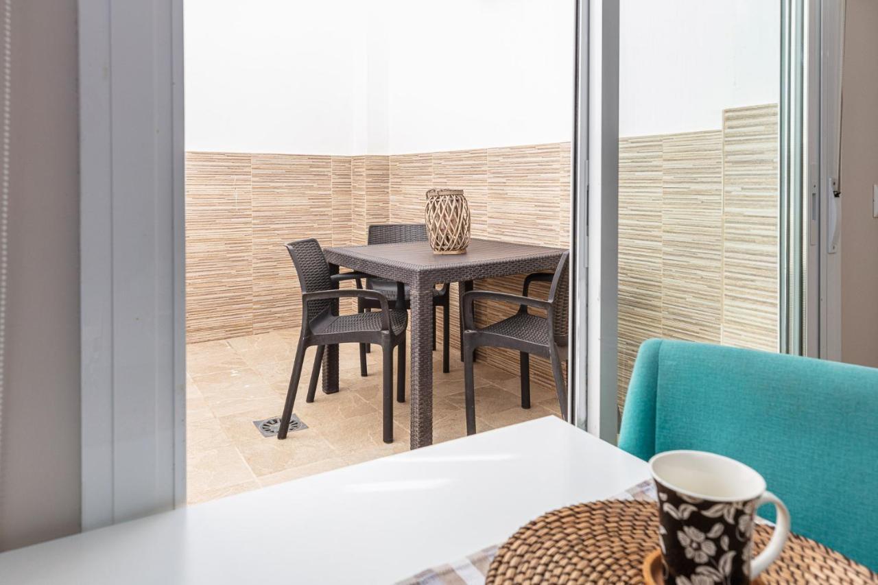 Apartamentos Lola Beach Малага Экстерьер фото
