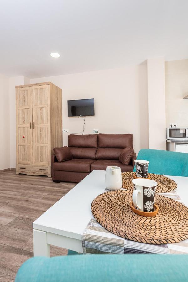 Apartamentos Lola Beach Малага Экстерьер фото