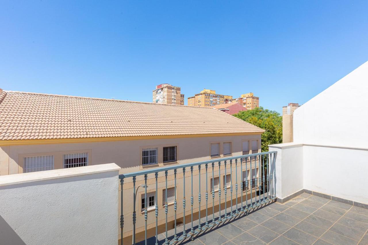 Apartamentos Lola Beach Малага Экстерьер фото