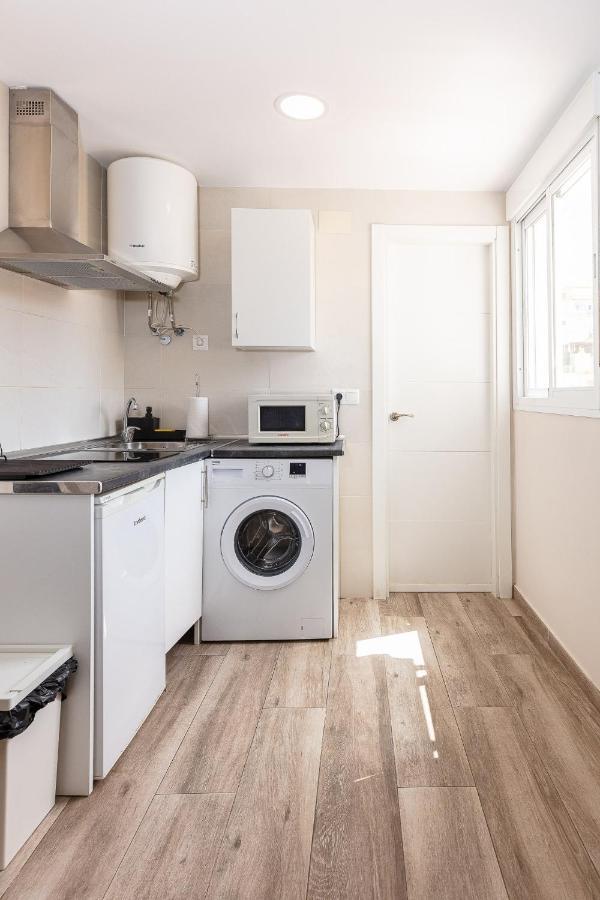 Apartamentos Lola Beach Малага Экстерьер фото