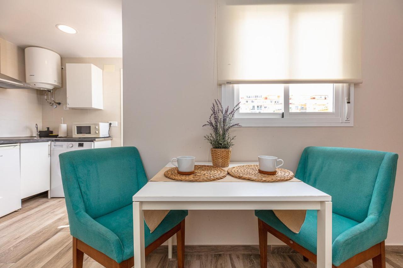 Apartamentos Lola Beach Малага Экстерьер фото