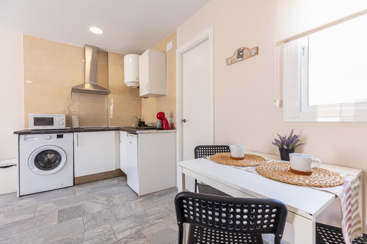 Apartamentos Lola Beach Малага Экстерьер фото