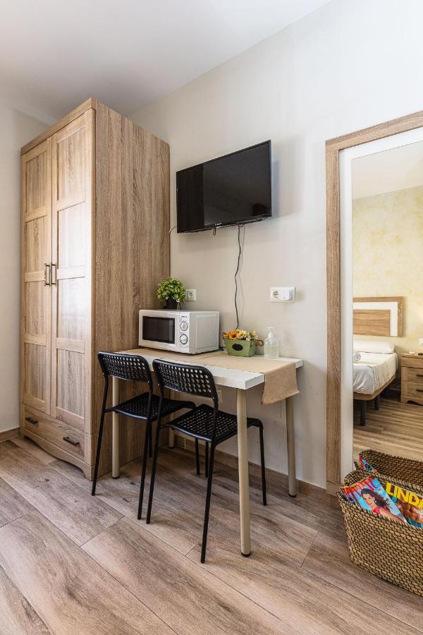 Apartamentos Lola Beach Малага Экстерьер фото