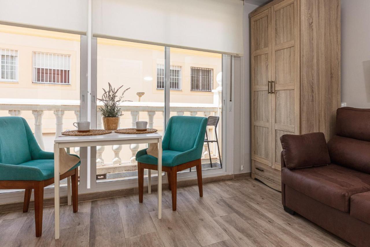 Apartamentos Lola Beach Малага Экстерьер фото